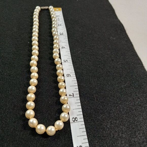 Vintage Faux Pearl Knotted withRibbed Barrel Screw Clasp - Picture 3 of 6